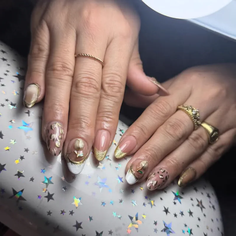 Uñas nude con detalles dorados hechas en el salón