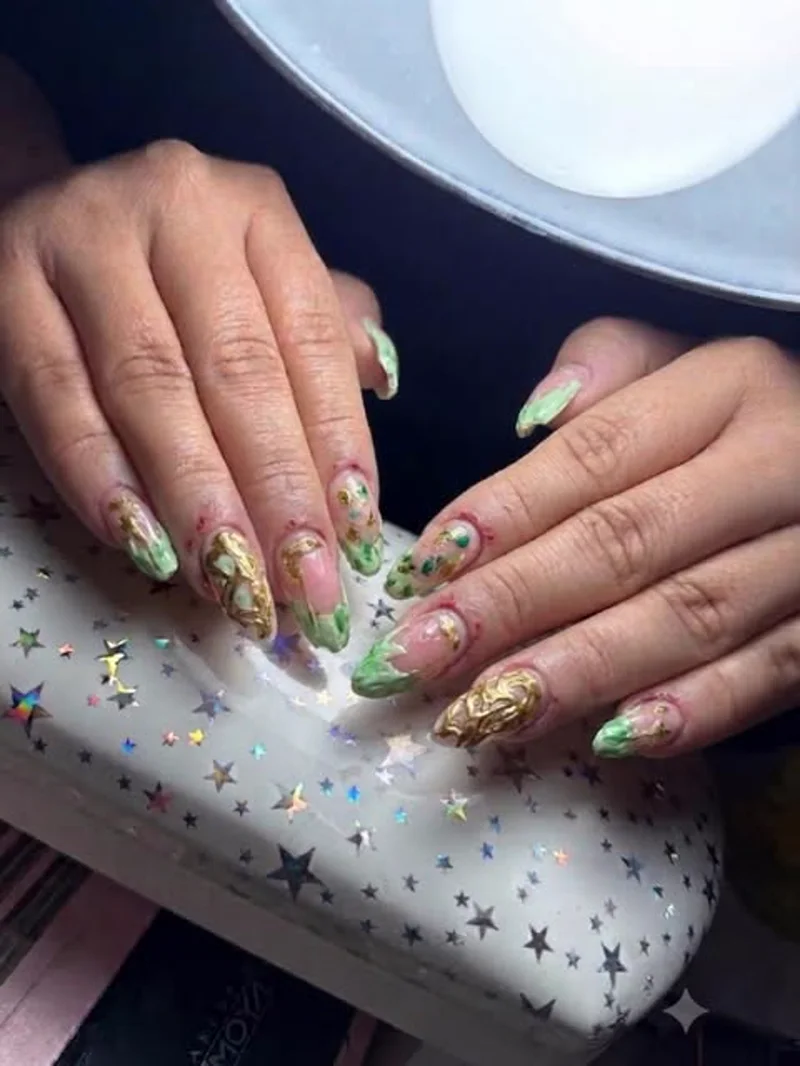 Camuflado verde con detalles dorados